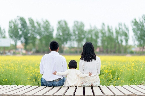 千庫網_一家三口欣賞油菜花海_攝影圖編號98402