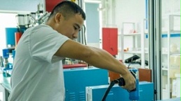 精準(zhǔn)、高效！看靈科超聲波手持式焊接機(jī)革新汽車門(mén)板制造