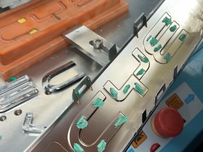 靈科超聲波-比亞迪車標焊接