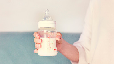 千庫(kù)網(wǎng)_母嬰奶瓶攝影圖_攝影圖編號(hào)122010