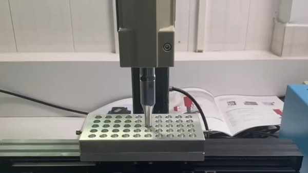 靈科超聲波-設(shè)備全自動焊接