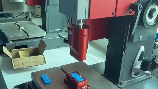 靈科超聲波-<i style='color:red'>口哨</i>焊接