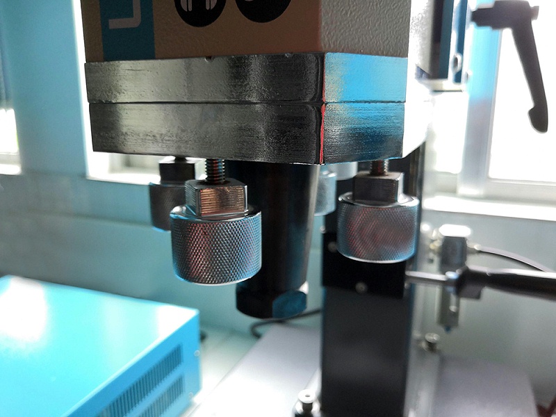 超聲波焊接機細節(jié)-四點水平螺絲調節(jié)